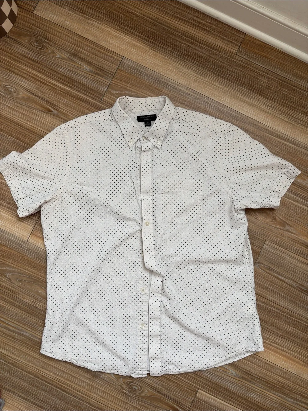 Banana Republic Off White Short Sleeve Button Down. Burgundy and blue dots.
